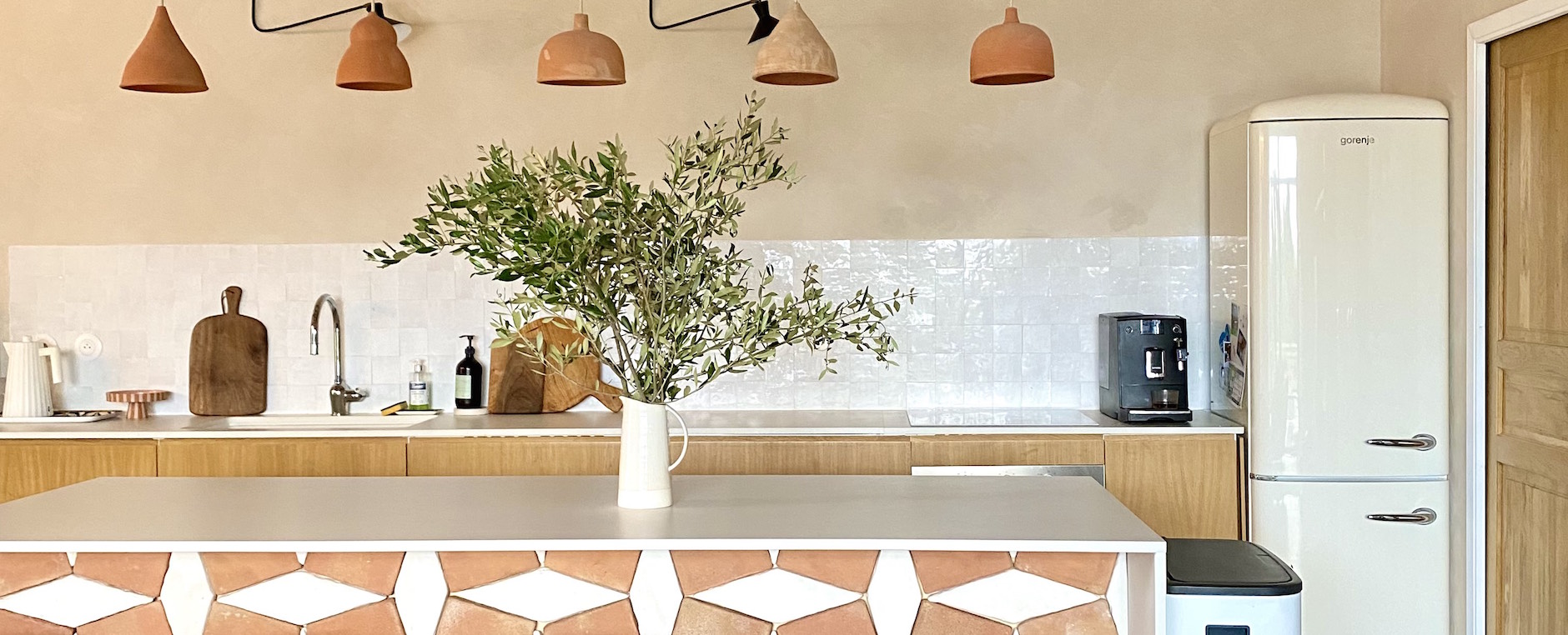 Using ceramics to highlight kitchen and table decoration