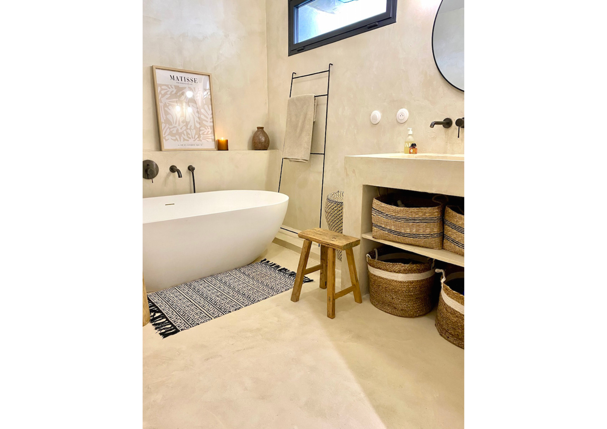 Bathroom decoration in natural colors