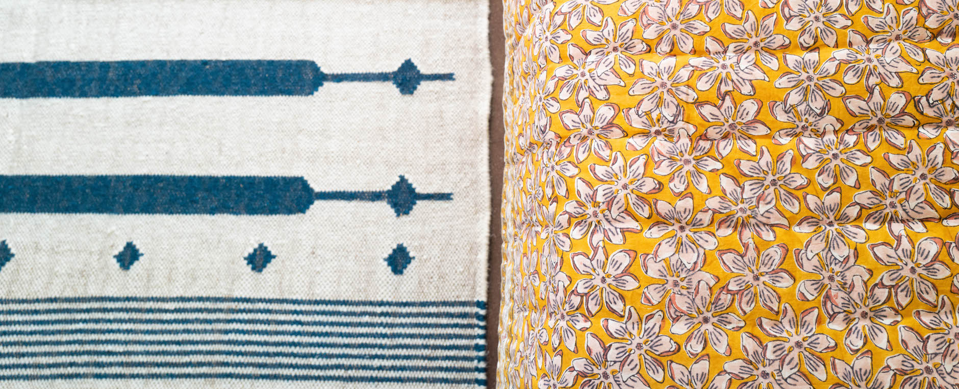 Édredon indien et tapis imprimé